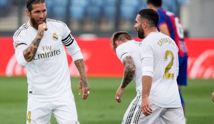 Sergio Ramos tak henti memberikan komando kepada para pemain Real Madrid sepanjang laga melawan Eibar.