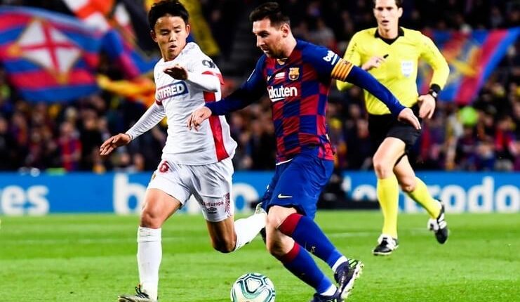 Takefusa Kubo dan Lionel Messi pada pertemuan pertama Mallorca vs Barcelona musim ini.